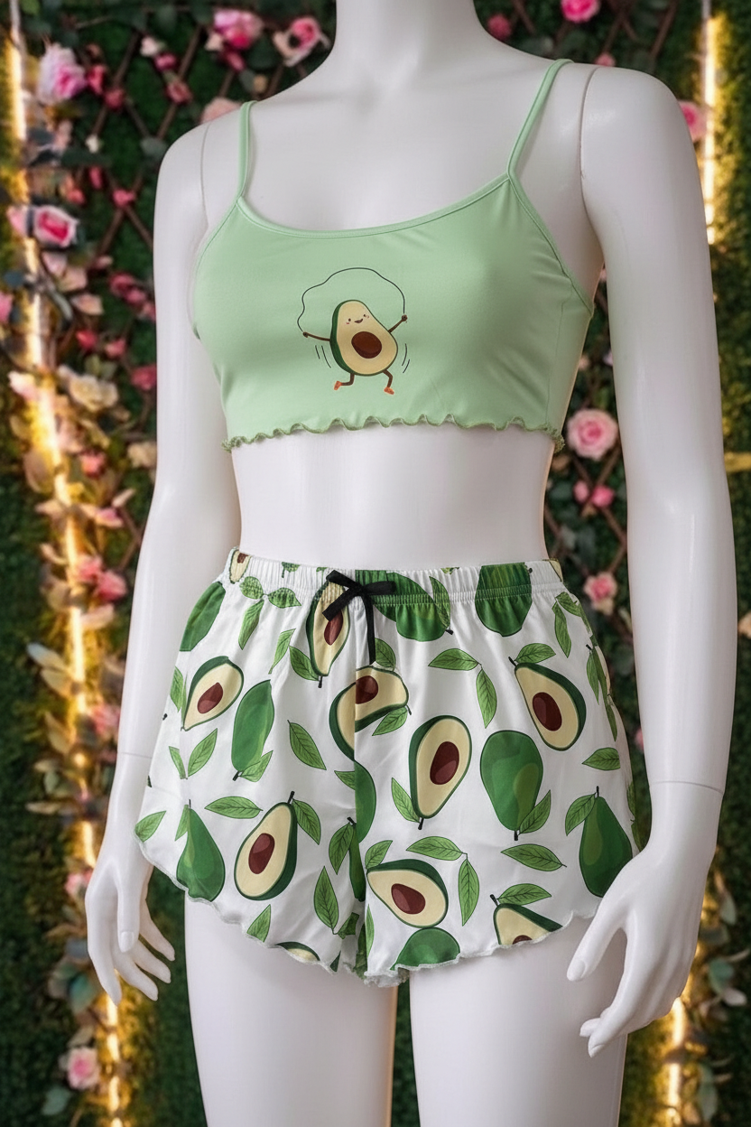 Set Pijama Aguacate Crop Top + Short en maniquí