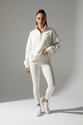 Sudadera blanca con modelo